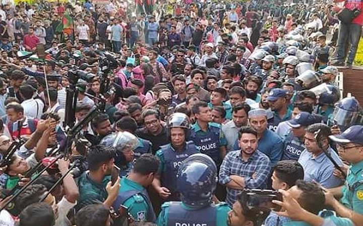 জবি শিক্ষার্থীদের সঙ্গে কথা বলতে সচিবালয়ের সামনে উপদেষ্টা নাহিদ