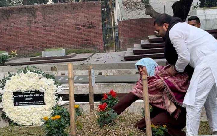 হাদির কবর জিয়ারত করলো পরিবার