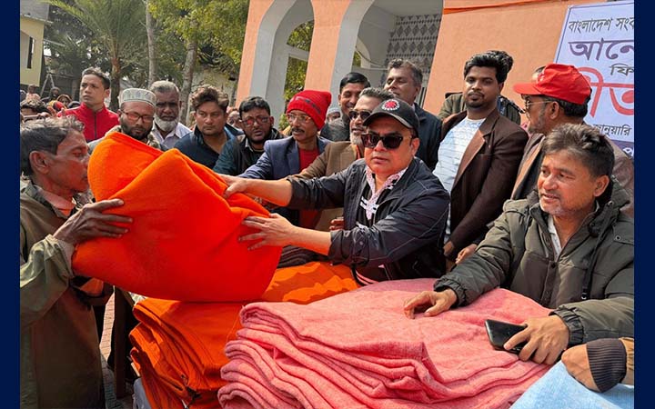 পাইকগাছায় বাসস চেয়ারম্যানের উদ্যোগে তিন সহস্রাধিক মানুষের মাঝে কম্বল বিতরণ