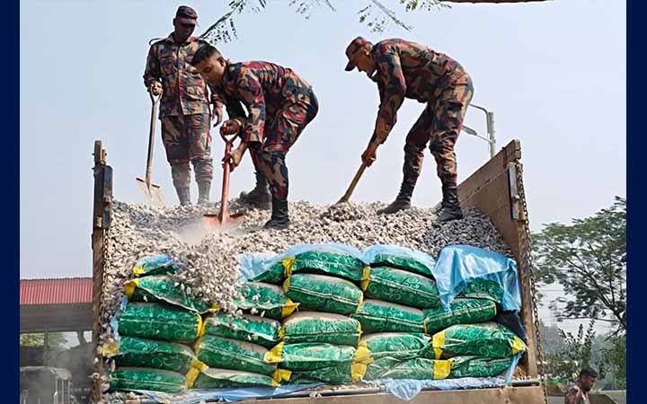 হবিগঞ্জে পাথরের ট্রাকের নিচে লুকানো ৩১ লাখ টাকার ভারতীয় জিরা জব্দ