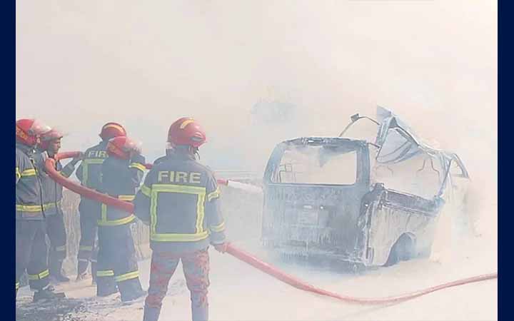 এক্সপ্রেসওয়েতে চলন্ত অ্যাম্বুলেন্সে আগুন, প্রাণে রক্ষা পেলেন রোগীসহ চারজন