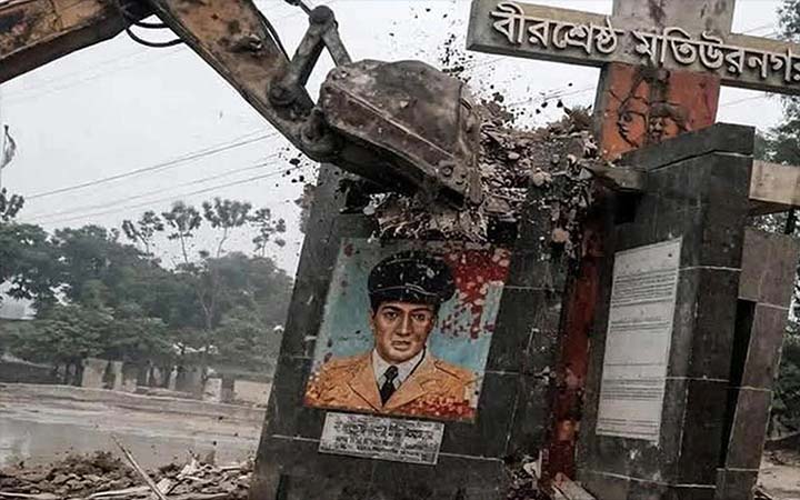 সড়ক প্রশস্তকরণে সাময়িকভাবে অপসারণ বীরশ্রেষ্ঠ মতিউর রহমানের ভাস্কর্য