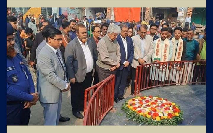 বগুড়ায় জুলাই স্মৃতিস্তম্ভ ও শহীদদের কবরে উপদেষ্টা আদিলুর রহমানের শ্রদ্ধা