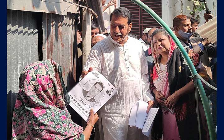 নরসিংদীতে ধানের শীষে ভোট চেয়ে ভোটারদের দ্বারে দ্বারে খোকন