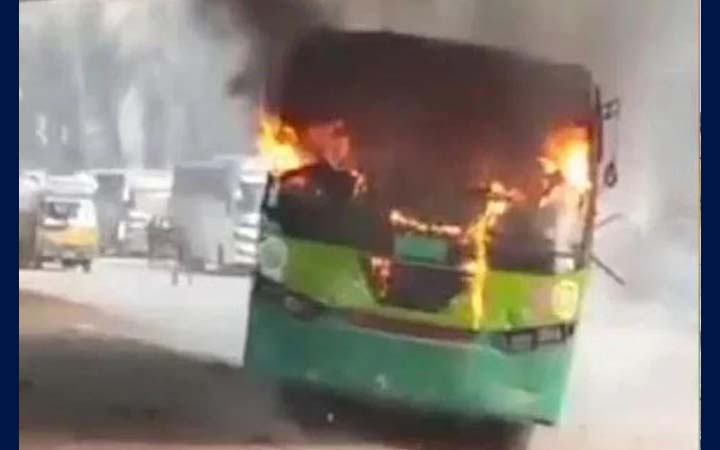 রাজধানীর উত্তরায় পার্কিং করা বাসে আগুন