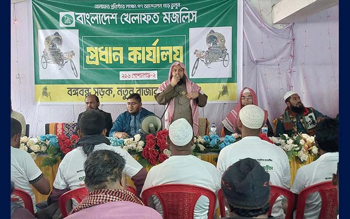 রিকশা শ্রমিকদের কাছে রিকশা মার্কায় ভোট চাইলেন ১১ দলের জোট প্রার্থী