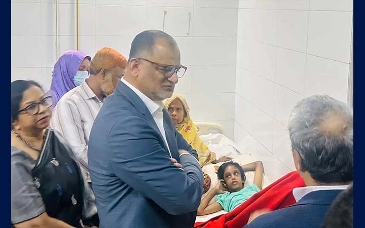 নির্যাতিত শিশু মোহনাকে দেখতে হাসপাতালে বাণিজ্য উপদেষ্টা