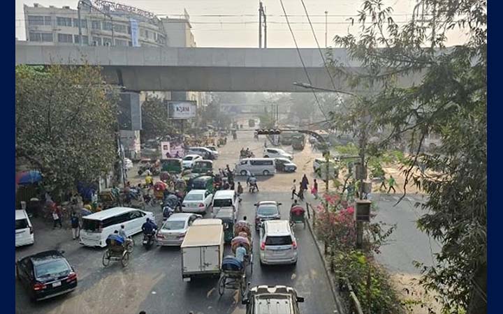 সড়কে বাস সংকট, মোড়ে মোড়ে যাত্রীদের ভিড়