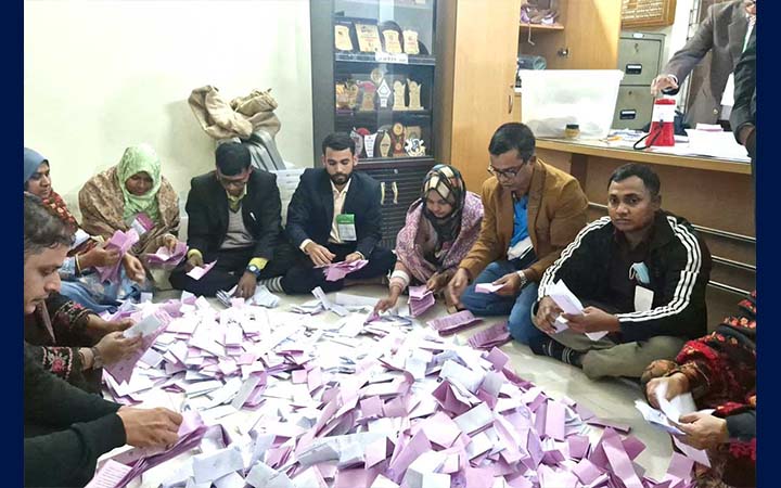 চাঁপাইনবাবগঞ্জে শান্তিপূর্ণ ভোটগ্রহণ শেষে চলছে গণনা