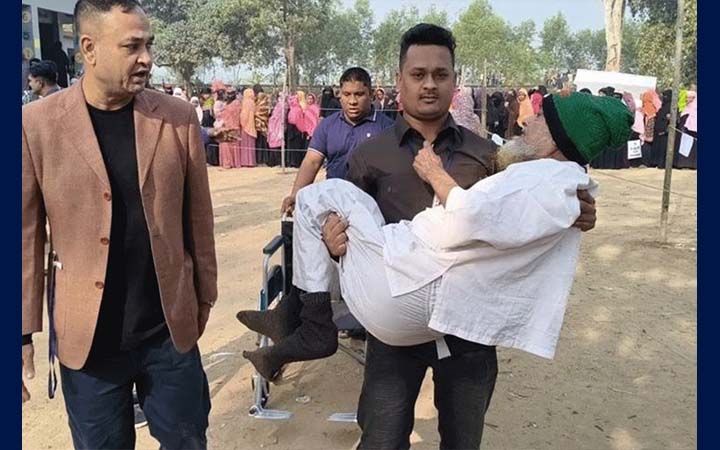 কোলে চড়ে ভোট দিলেন বয়োবৃদ্ধ শাহজাহান মোল্লা