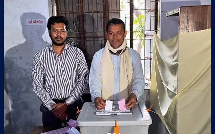খুলনা-৩ আসন: ভোট দিলেন ধানের শীষের প্রার্থী বকুল, শান্তিপূর্ণ ভোটদানের আহ্বান