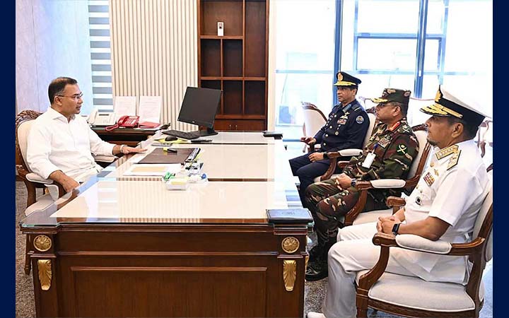 প্রধানমন্ত্রীর সঙ্গে তিন বাহিনী প্রধানের সাক্ষাৎ