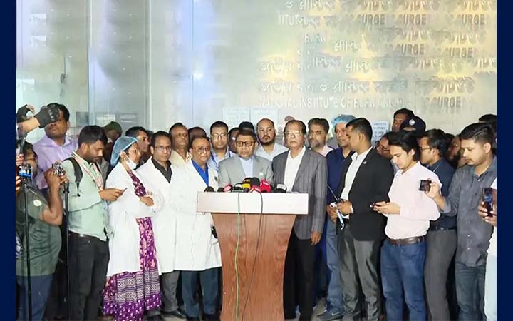 চট্টগ্রামে গ্যাস বিস্ফোরণে দগ্ধদের দেখতে হাসপাতালে দুই মন্ত্রী