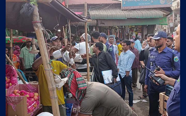 জয়পুরহাটে ফুটপাত দখলমুক্ত করতে প্রশাসনের অভিযান, জরিমানা