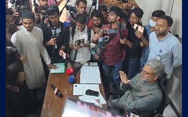 ঢাবি ক্যাম্পাসে নিষিদ্ধ ছাত্রলীগের পোস্টার, প্রক্টর অফিস ঘেরাও ডাকসুর