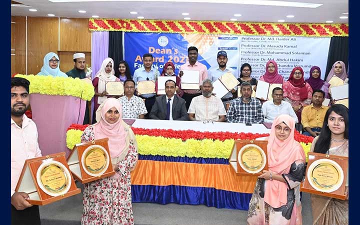 কুবির ২৮ শিক্ষার্থী পেলেন ডিনস অ্যাওয়ার্ড