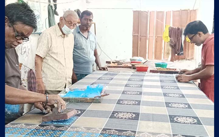 কাঠের ফুল পাখিতে হেসে উঠছে কুমিল্লার খাদি