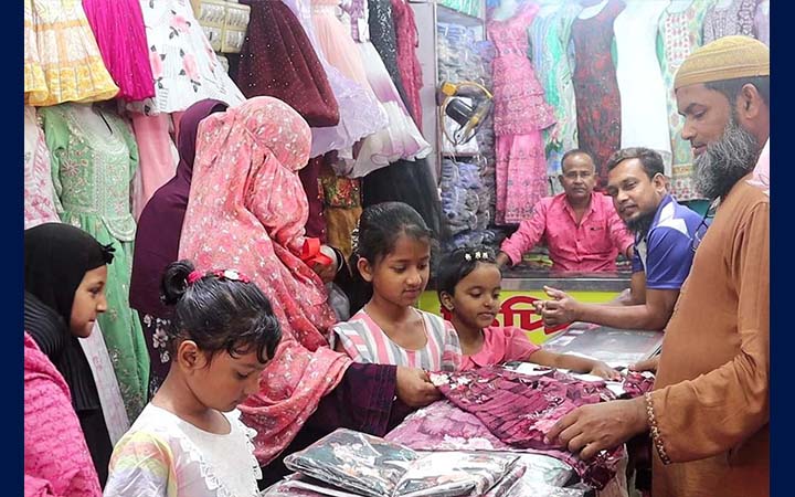 নওগাঁয় জমে উঠেছে ঈদবাজার