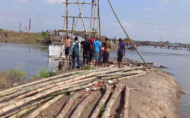 সাতক্ষীরায় বাঁধ ভেঙে গ্রামের পর গ্রাম প্লাবিত