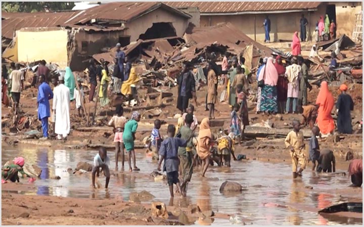 নাইজেরিয়ায় ভয়াবহ বন্যায় ভেসে গেলেন শত শত মানুষ