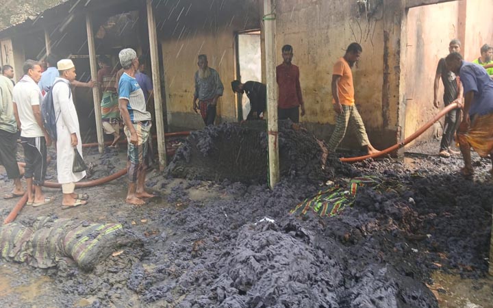 নীলফামারীতে আগুনে পুড়ল তুলার গোডাউনসহ বাড়ি