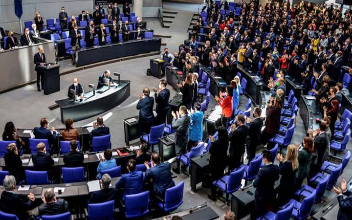 ইউক্রেন সংকটের মুখে জার্মানির প্রতিরক্ষা নীতির আমূল পরিবর্তন