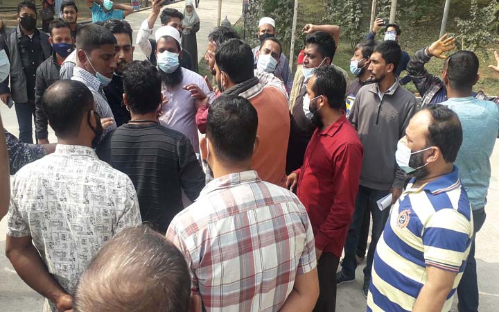 রেজিস্ট্রার দফতরে তালা; পাল্টাপাল্টি অবস্থানে কর্মকর্তা-কর্মচারীরা