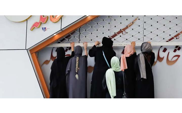 তালেবানের নিষেধাজ্ঞা এড়াতে গোপনে ব্যবসা করছেন আফগান নারীরা