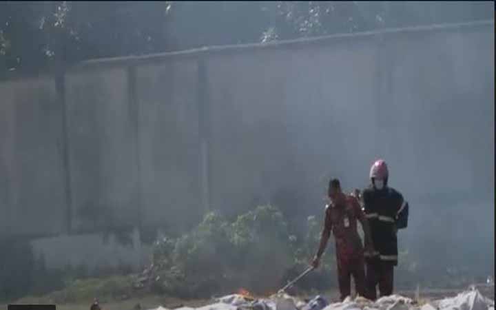 মেয়াদত্তীর্ণ পন্য পুড়িয়ে ধ্বংস করেছে বেনাপোল কাস্টমস হাউস