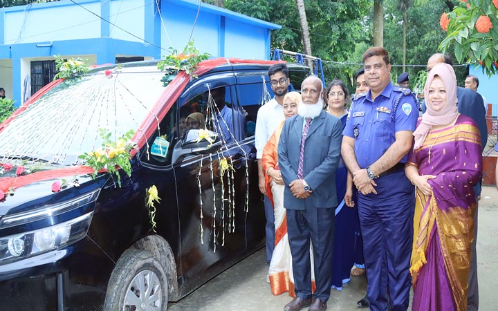 ফুল সজ্জিত গাড়িতে প্রধান শিক্ষকের রাজকীয় বিদায়