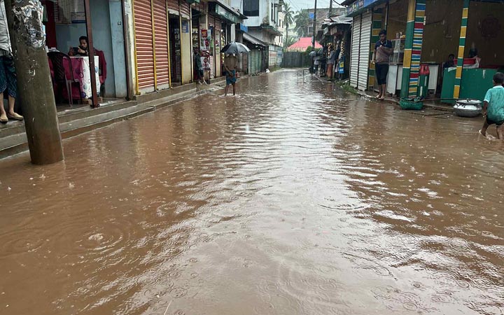 নোয়াখালীতে পানি নামছে ধীরগতিতে, বাড়ছে জনদুর্ভোগ