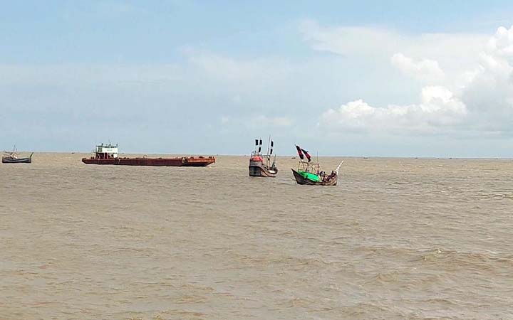 বৈরী আবহাওয়ায় হাতিয়ার সঙ্গে সারাদেশের নৌ-যোগাযোগ বন্ধ