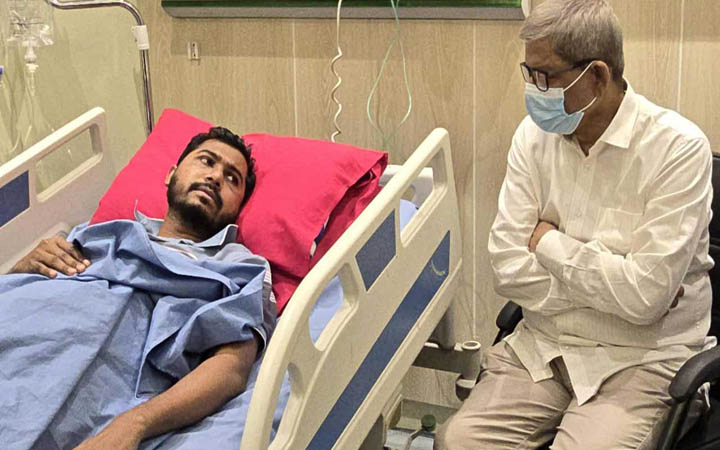 নুরুল হক নুরকে দেখতে ঢামেকে মির্জা ফখরুল