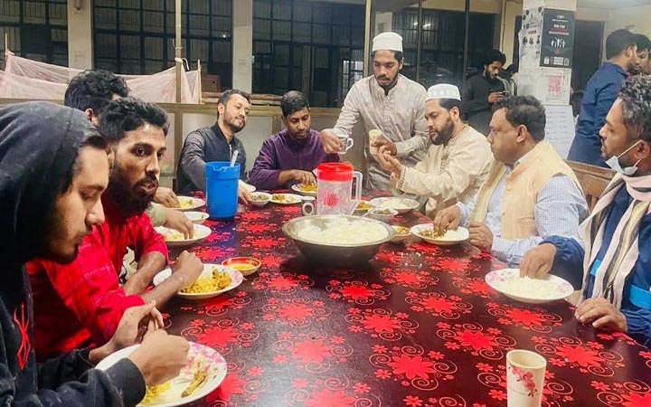 শিক্ষার্থীদের সঙ্গে আবাসিক হলে সেহরি খেলেন নোবিপ্রবি উপাচার্য