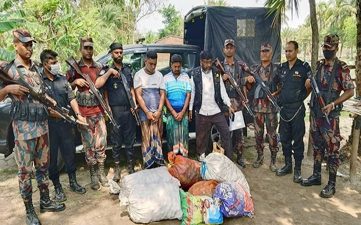 সাতক্ষীরায় দেড় হাজার বোতল ফেন্সিডিলসহ ২ চোরাকারবারি আটক