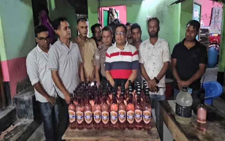 দৌলতদিয়া যৌনপল্লীতে পুলিশের অভিযান, দেশীয় মদসহ নারী আটক
