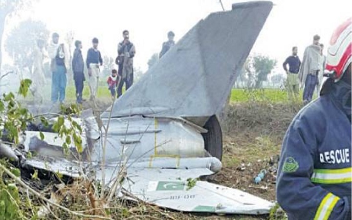 পাকিস্তানে যুদ্ধবিমান বিধ্বস্ত, ২ পাইলট নিহত