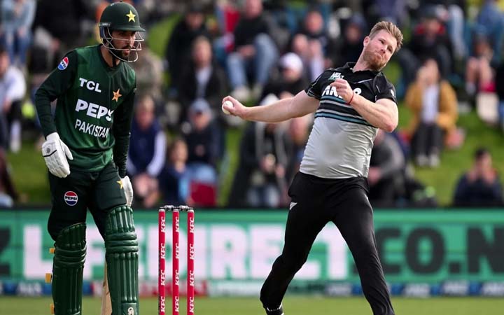 পাকিস্তানকে ফের মাটিতে নামাল নিউজিল্যান্ড