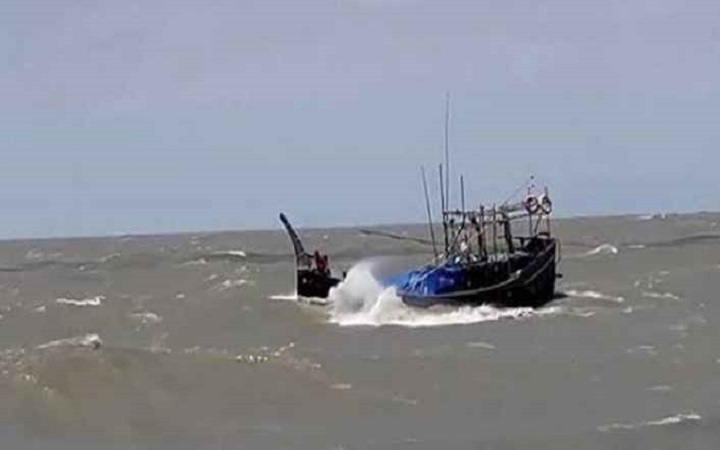 বঙ্গোপসাগরে মাছ ধরার ট্রলারে ডাকাতি, ১২ জেলে আহত