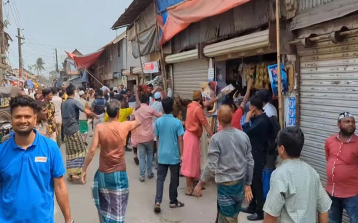পটুয়াখালীতে বাজার মনিটরিং কার্যক্রমে বিক্ষুব্ধ ব্যবসায়ীদের বিক্ষোভ
