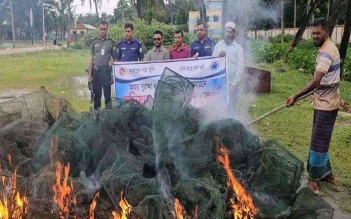 গলাচিপায় যৌথ অভিযানে ৩০টি নিষিদ্ধ চায়না দুয়ারী জাল জব্দ