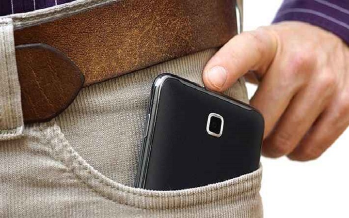 পকেটে ফোন রাখেন? ৯০% মানুষ জানেন না কী ভুল করছেন