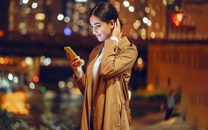 স্মার্টফোনের কারণে চোখে যেসব সমস্যা হতে পারে