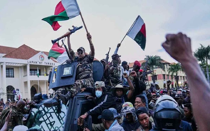পালালেন প্রেসিডেন্ট, মাদাগাস্কারের রাষ্ট্র ক্ষমতা দখলে নিল সেনাবাহিনী
