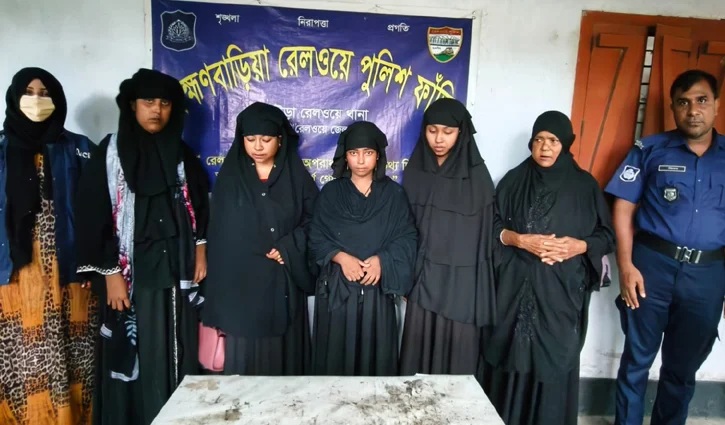 ব্রাহ্মণবাড়িয়া রেলওয়ে স্টেশন থেকে ১১ নারী ‘পকেটমার’ গ্রেপ্তার