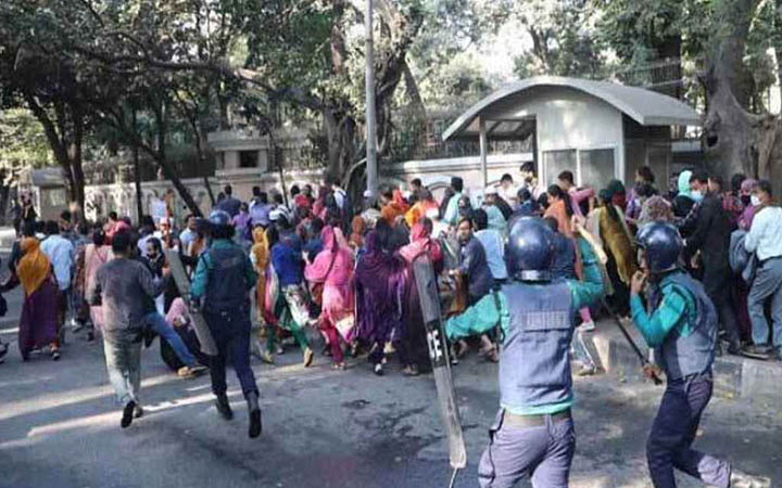 নিয়োগ বাতিল হওয়া শিক্ষকদের বিক্ষোভে জলকামান-লাঠিচার্জ