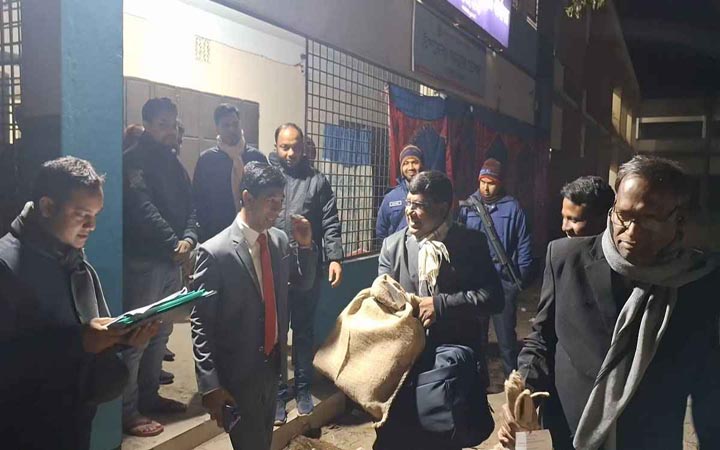 পঞ্চগড়ের কেন্দ্রে কেন্দ্রে পাঠান হলো ব্যালট পেপার