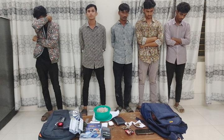 পবিপ্রবিতে গাঁজা সহ ৫ বহিরাগত মাদকসেবী আটক