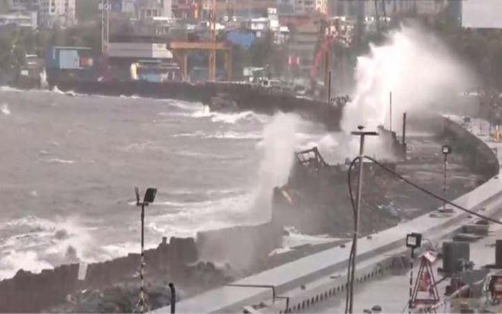 সন্ধ্যায় আঘাত হানবে ঘূর্ণিঝড় ‘বিপর্যয়’, ব্যাপক ক্ষয়ক্ষতির আশঙ্কা