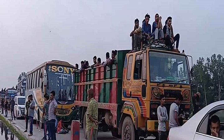 ঈদযাত্রায় সড়কে ভোগান্তি, ভাড়া গুনতে হচ্ছে দ্বিগুণ-তিনগুণ
